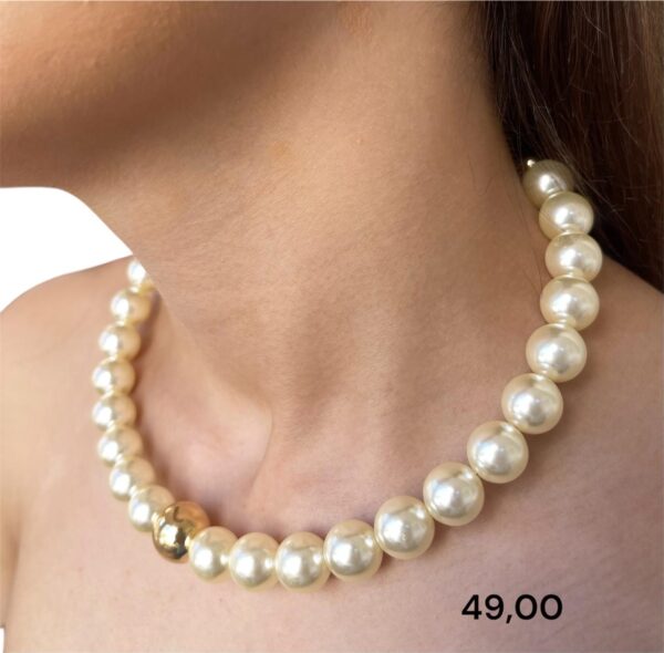 Colar Clássico de Pérolas com Detalhe Dourado